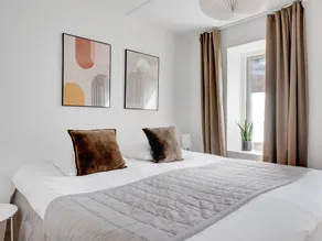 Sanders Fields - Chic 3-bdr Townhouse w Terrace - Værelse