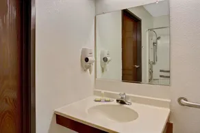 Super 8 by Wyndham Newport News/Jefferson Ave. - Bathroom