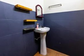 The Hosteller Bir - Bathroom