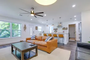 Tropical Naples Home Rental w/ Yard Near Beaches! - Intérieur