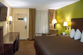 Rodeway Inn & Suites Clarksville near Governors Square Mall - Chambre