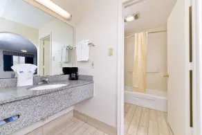 Americas Best Value Inn and Suites Houston/Northwest Brookhollow - Bathroom