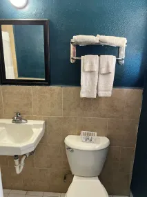 Budget Inn - Bathroom