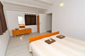 House 682 - Room
