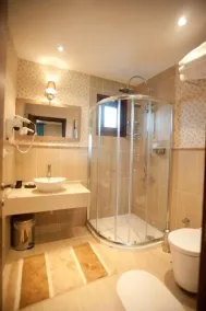Riva's Club - Bathroom