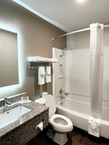 Super 8 by Wyndham Cedar Rapids - Room