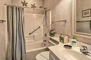 Resort Condo in Tupelo Bay - 1 Mile to the Beach! - Badrum