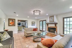2 Mi to Dtwn: Spacious Angleton Home w/ Courtyard! - Interiör