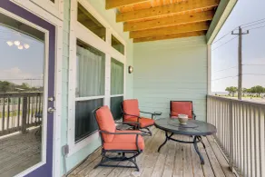 La Porte Home w/ Balconies: Walk to Beach! - Intérieur