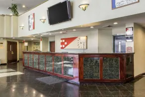 Clarion Hotel & Conference Center Ronkonkoma MacArthur Airport - Lobby