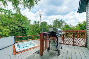 Blacksburg Hideaway w/ Hot Tub ~ 5 Mi to Campus! - Intérieur