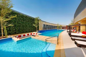 AlRayyan Hotel Doha, Curio Collection by Hilton - Piscina