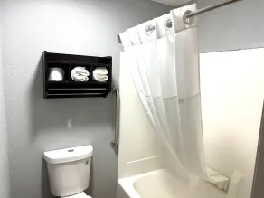 AmericInn by Wyndham Frankfort IN - Salle de bain