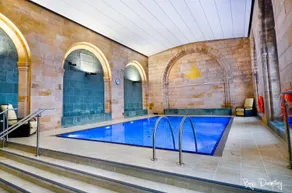 Boys Dormitory - Piscine extérieure
