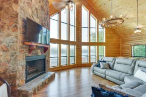 Lakefront Gladewater Retreat w/ Dock + Hot Tub! - Innenbereich