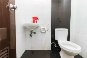 RedDoorz near Bambang Station - Salle de bain