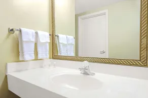 Days Inn by Wyndham St. Louis/Westport MO - Salle de bain