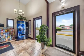 Super 8 by Wyndham Colorado Springs Peterson Space Force - Lobby
