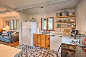 Charming Pine Point Cottage - 2 Blocks to Ocean! - Intérieur