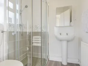 Silver Crooks - Bathroom