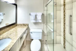 DoubleTree by Hilton Milwaukee Downtown - Bathroom