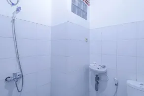 OYO 1755 De'balcon Accomodation Near Ngurah Rai Airport - Bathroom