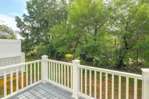 Hickory Townhome w/ Deck: 2 Mi to Downtown - Interni