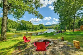 Riverfront Hallstead Cabin: Kayaks & Fire Pit! - Interiör