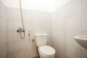 RedDoorz Plus near Galaxy Mall - Bathroom