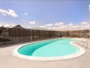 Super 8 by Wyndham Bishop - Piscine