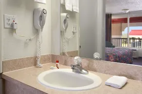 Super 8 by Wyndham Oklahoma Fairgrounds - Bathroom