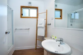 Daylesford Holiday Park - Bathroom