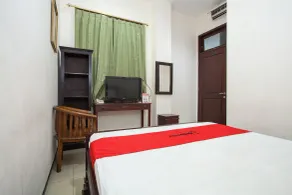 RedDoorz @ Raya Ngagel 2 - Room