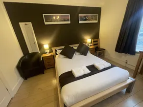 Oakhurst Gatwick and holiday parking three pounds per day and transport between six am and midnight until may - Room