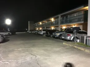 Deluxe Inn & Suites - Façade de l’hébergement