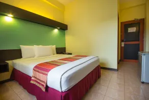 Microtel by Wyndham Batangas - Room