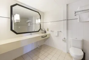 Ramada by Wyndham Diplomat Canberra - Bathroom