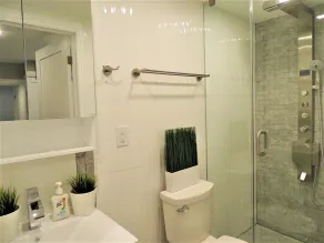 iResidence in Toronto- Vacation Home - Bathroom