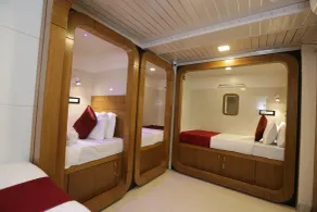 Qubestay Airport Capsule Hotel & Hostel - Room