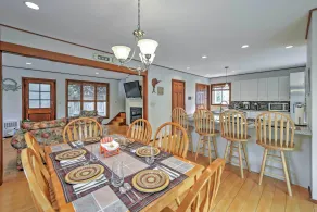 Walk to Beach! Hyannis Family Haven w/ Deck - Intérieur