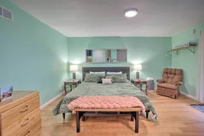 Soothing Studio w/ Lush Views: 2 Mi to Beach! - Interiör