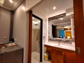 La Luz Beach Resort - Bathroom