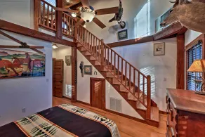 Spacious Waterfront Retreat w/ Dock & Hot Tub - Interiör