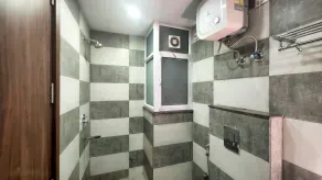 Hotel HomeAste 001 Near Yashobhoomi Convention Center - Banheiro