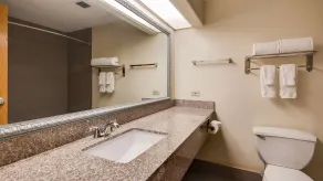 Best Western Rayne Inn - Bathroom