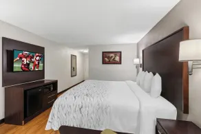 Red Roof PLUS+ & Suites Atlanta Airport South - Zimmer