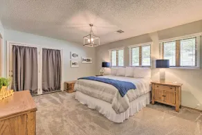 Grand Rogers Lake Home w/ Game Room & Scenic Views - Værelse
