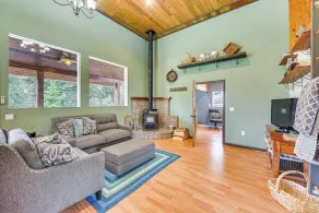 Rustic & Modern Home w/ Forest Views in Newport! - Interiør