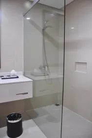Golden Tulip Pontianak - Bathroom
