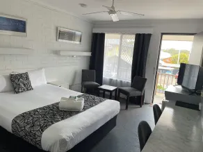 Coastal Bay Motel - Room